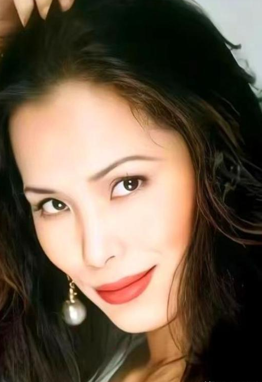 脊柱断裂、前夫已死，63岁的"亚洲天后"韦唯，已然走上了另一条路