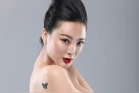 "震惊！王李丹妮：从平凡女孩到中国乳神，背后的坎坷故事曝光！图片