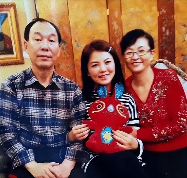 李湘风波再发酵！家境被扒底朝天	，父母身份曝光，原来何炅没说错