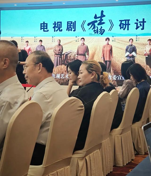 杨幂在研讨会上站C位，她的发言很真挚，迟蓬老师坐她旁边很漂亮