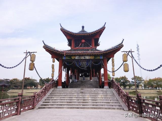 在“天仙配”传说的故事发生地孝感，建有一座“凤凰天仙城”