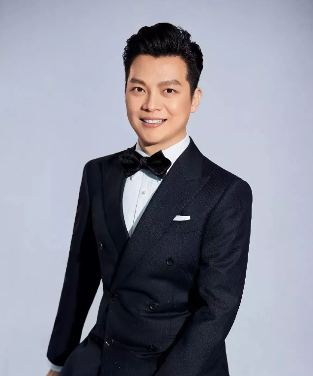 谢娜成为中秋晚会主持人不到24小时，恶心一幕出现，侯佩岑也遭殃