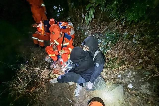 广东两女随驴友群徒步被弃，体虚脚磨泡、腿抽筋