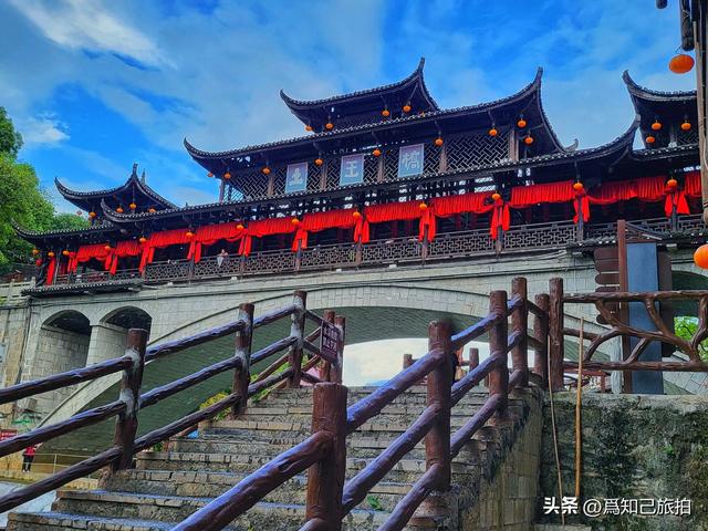 有着2300年历史的芙蓉镇是湘西“四大名镇”之一