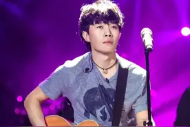 赵雷演唱会现场歌迷稀稀拉拉的真实原因？经纪人与歌迷各执一词。图片