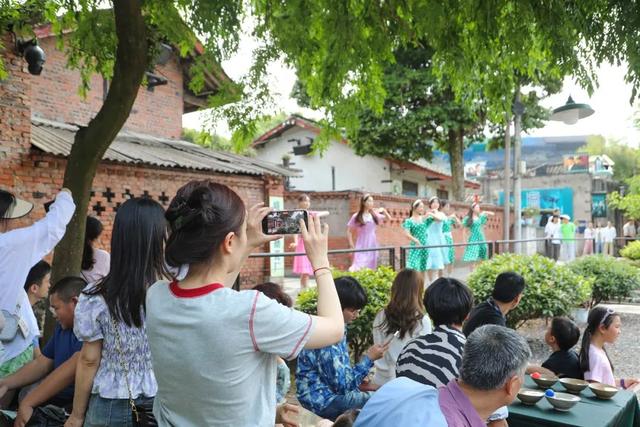 峨眉山脚藏了个让全家嗨翻天的"小香港"！