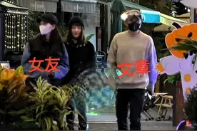真潇洒！39岁文章与新女友露面，细节暴露地位，女友闺蜜神似姚笛图片