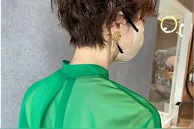 女人发型别管怎么剪，也要试试纹理烫短发，蓬松还时尚图片