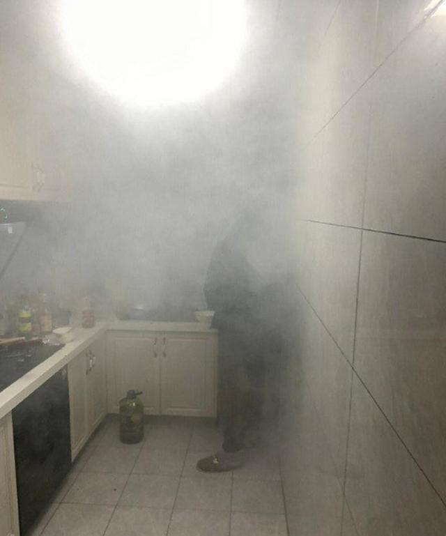 上海市民已在飞往新加坡的飞机上，突然想起燃气灶煮着鸡蛋未关火