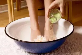 研究发现：用盐水洗脚，不出一个月，或会有4个好处，早知早受益图片