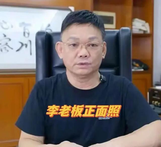 太魔幻！64岁老板开百万U8“冲浪”，冲毁商铺还笑，结局大快人心