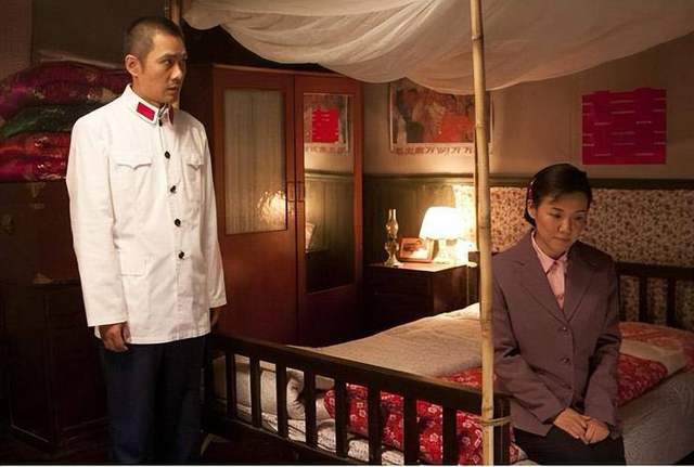 23年前他发誓成名也不抛弃丑妻，如今兑现承诺，活成爱情教科书