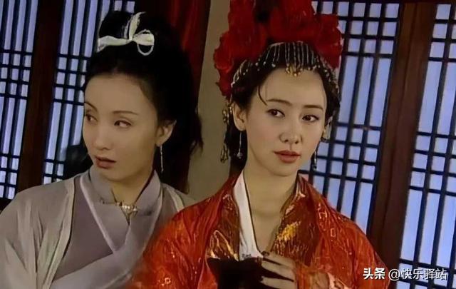 57岁翁虹景区跳舞“谋生”，穿紧身裙暴露真实身材，看着有150斤