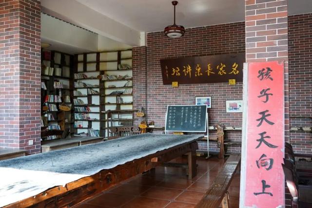 万宁溪边村：邂逅三角梅下的书香悠闲时光