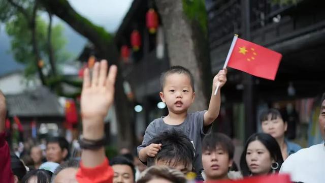 国庆首日“开门红”！昭化古城开启“人海”模式