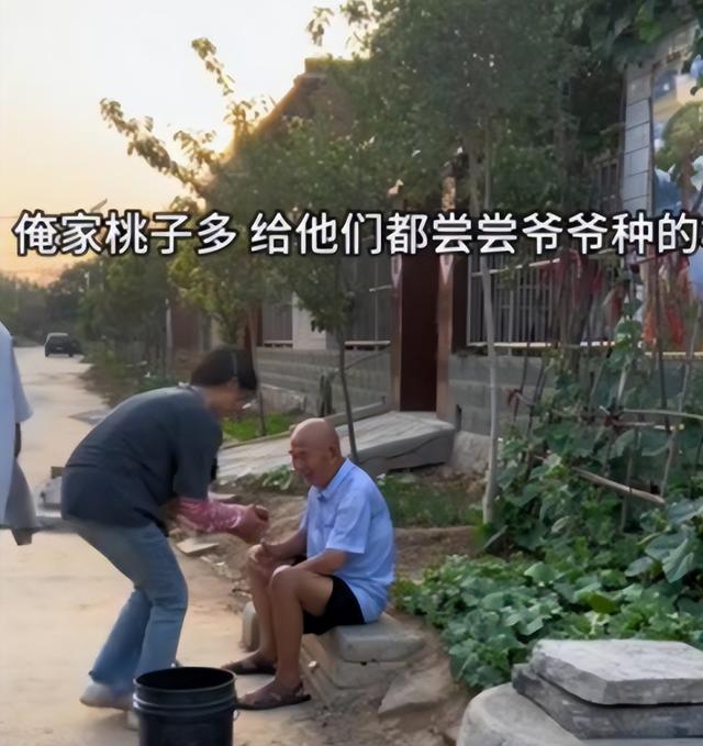 网红李富贵带46位老人去旅行，听戏吃大餐，《人民日报》点赞转发