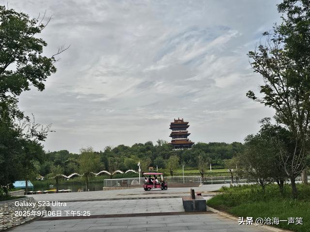乌云密布，电闪雷鸣，狂风大作，我自岿然不动，是园博园大门也！