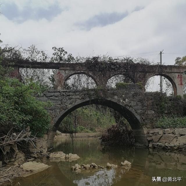 广西南宁市隆安县备战时期修建在古桥上的引水渠，现已列入文保