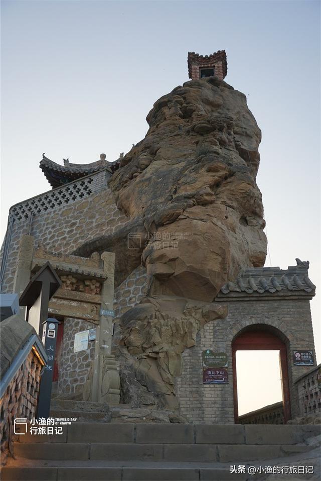 陕北有座“云顶天宫”，1公里山脊薄如刀背，挤了100多座古建筑