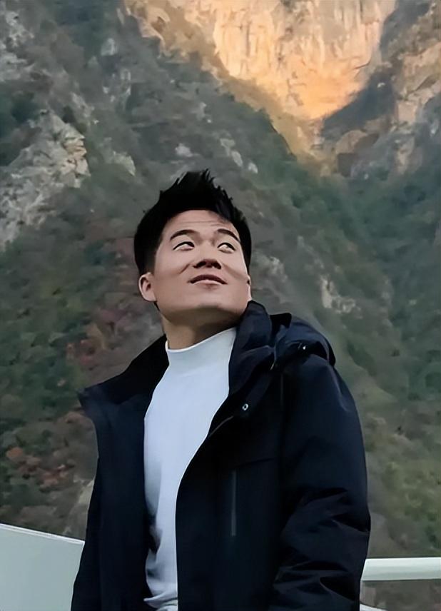 俞敏洪没想到，董宇辉受邀九三阅兵半月多，再因一个举动口碑暴涨