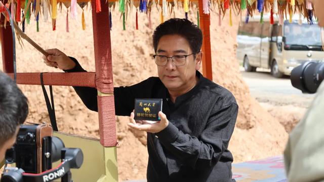 著名央视主持人水均益再次探访兰州水墨丹霞，直呼“不虚此行”！