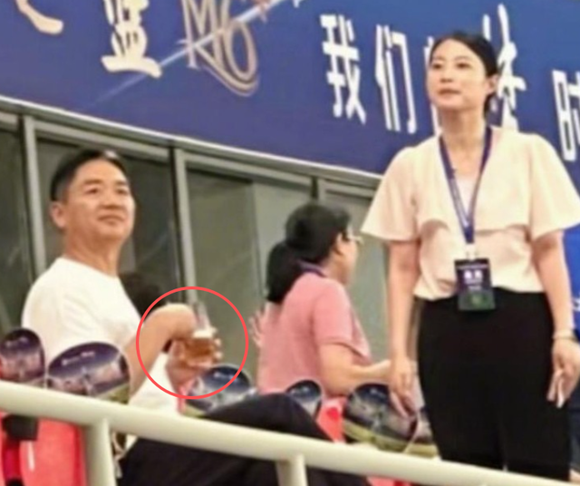 刘强东去看苏超了，喝着啤酒跳着舞，情绪好嗨，市长在旁边吹喇叭
