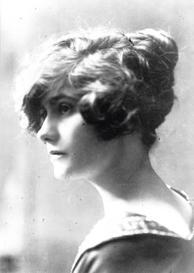 11岁丧母一生未嫁，从酒馆卖唱到百亿帝国，她才是女性逆袭教科书