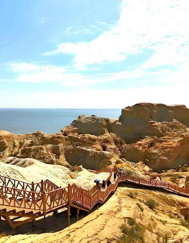 游新疆乌伦古湖海上魔鬼城