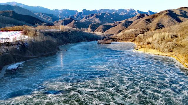 颜值不输冰岛，中国也有自己的冰瀑！今年冬天国内猎奇第一名