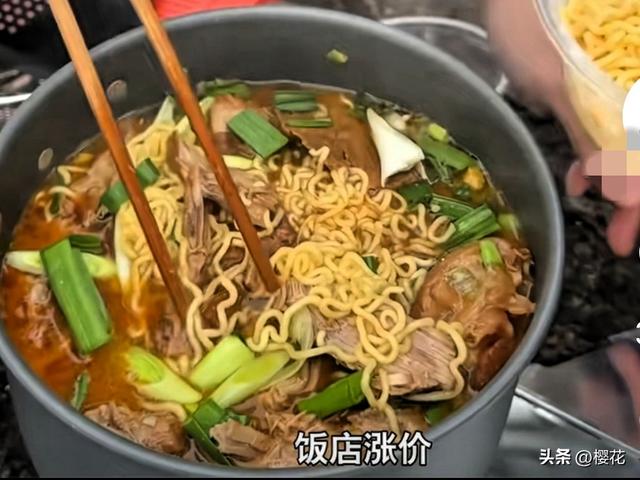 国庆帐篷革命：年轻人拒绝“酒店刺客”，草地上长出的消费主权！