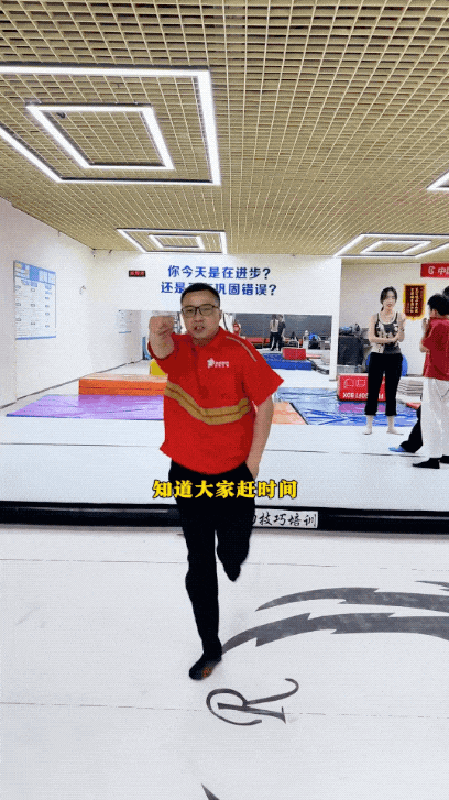 灵犀X2成首个完成韦伯斯特空翻机器人