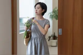 这才是中年小个子的穿搭示范，简约不拖沓，看着减龄大气图片