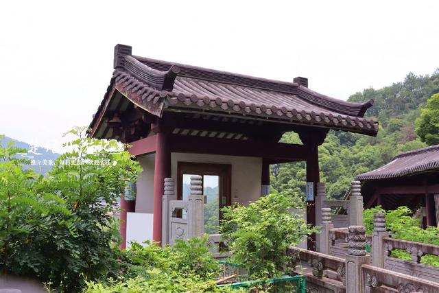 余姚陆埠镇的佛光禅寺，不比香山教寺逊色哦，非常值得游玩