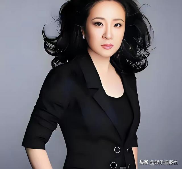她是国家一级女演员，多次给坐轮椅丈夫戴绿帽，如今儿子也是演员