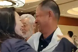 57岁王志文罕见露面：脱发太明显，热情拥抱王姬，与张嘉译聚会！图片