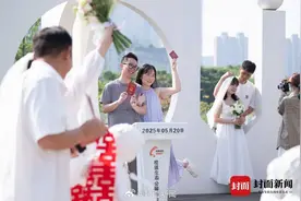 婚姻登记新政颁布后首个“520”，成都民政局外成都新人0点扎堆守候图片