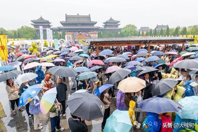 秋雨无阻思乡人洪洞大槐树景区国庆雨中演出互动显温情