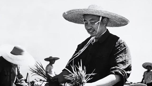 15岁入党，18岁和主席结婚，如今仍健在，却几乎不露面