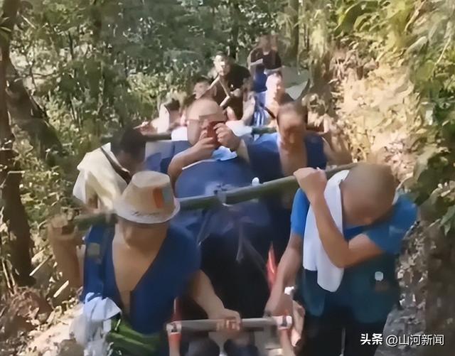 263斤男子斥巨资请轿夫抬上山，知情人爆内幕，后续让人哭笑不得