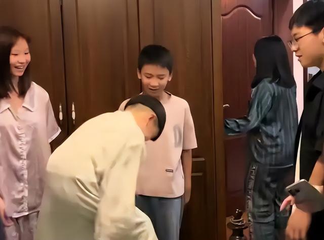 16个外甥为了回馈舅舅，凑钱给舅舅给买车！网友：这也太暖了吧！