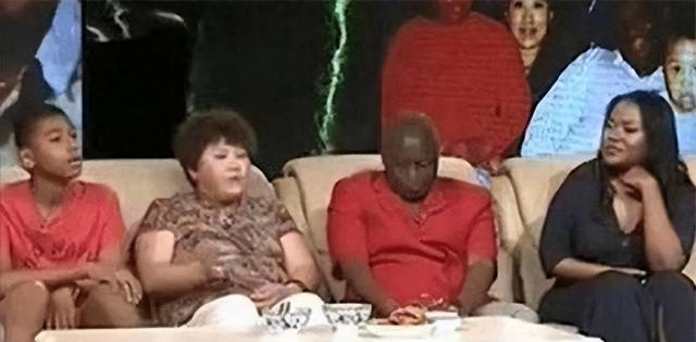 92年北大才女嫁非洲生下一女回国，卖盒饭2年后得知，丈夫是大官