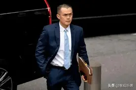 放弃中国国籍，痛快交531亿罚款，赵长鹏成全球最相信美国的冤种图片