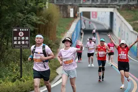 并肩奔跑 携手到老！2024为爱奔跑万峰林情侣半程马拉松浪漫开跑图片
