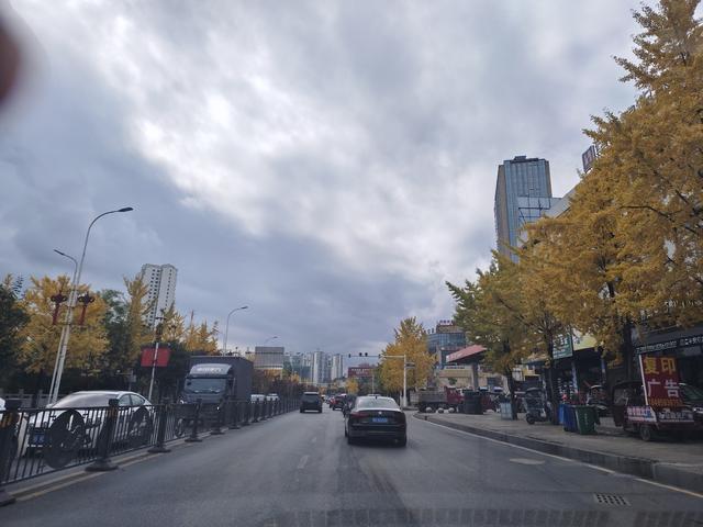 南行漫记：饿着肚子离开织金，路遇双乳峰，错过特大桥景区