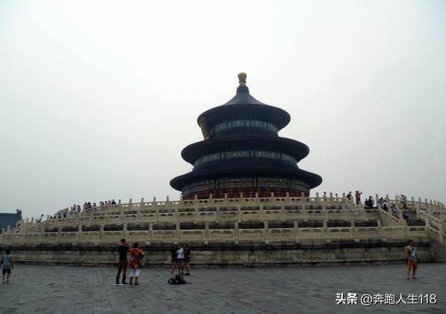 古木参天、绿草如茵，天坛景色秀