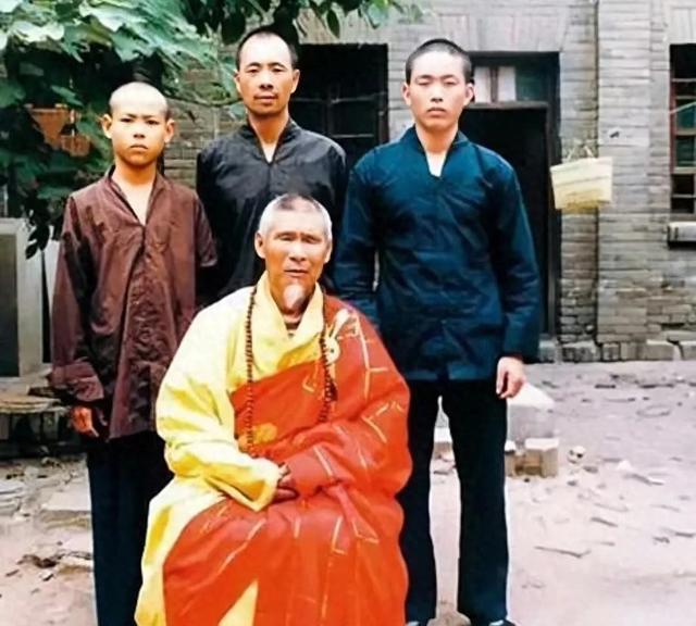 80年代，释永信刚出家时的留影，那时还非常青涩，22岁接管少林寺