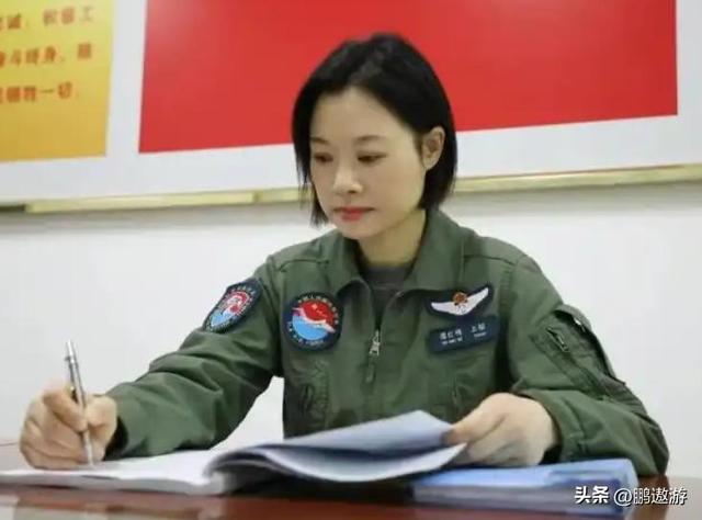 阅兵上运20女机长找到了！又美又飒，丈夫更强，履历让人心服口服