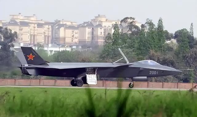 中美差距那么大？张召忠：美国就算一动不动，中国20年也追不上！