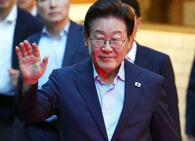 李在明刚踩刹车，中方横幅被撕烂，抢在93庆典前，韩国右翼下毒手