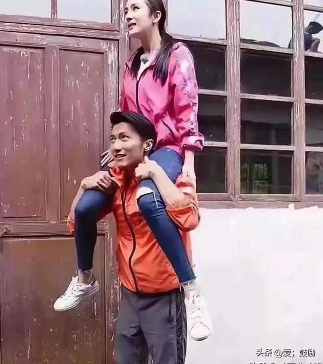 他俩当时拍这张照片应该很开心，但现在谢霆锋是很想删掉的吧？
